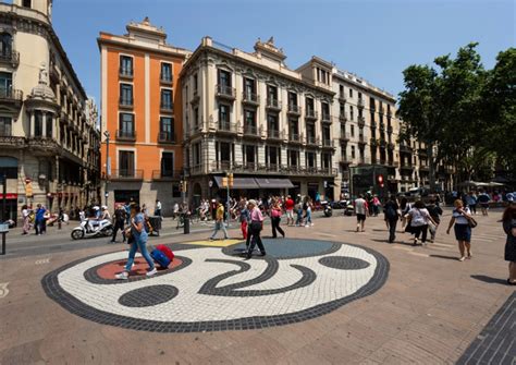  カタルーニャ広場：歴史と芸術が融合する活気あふれる空間